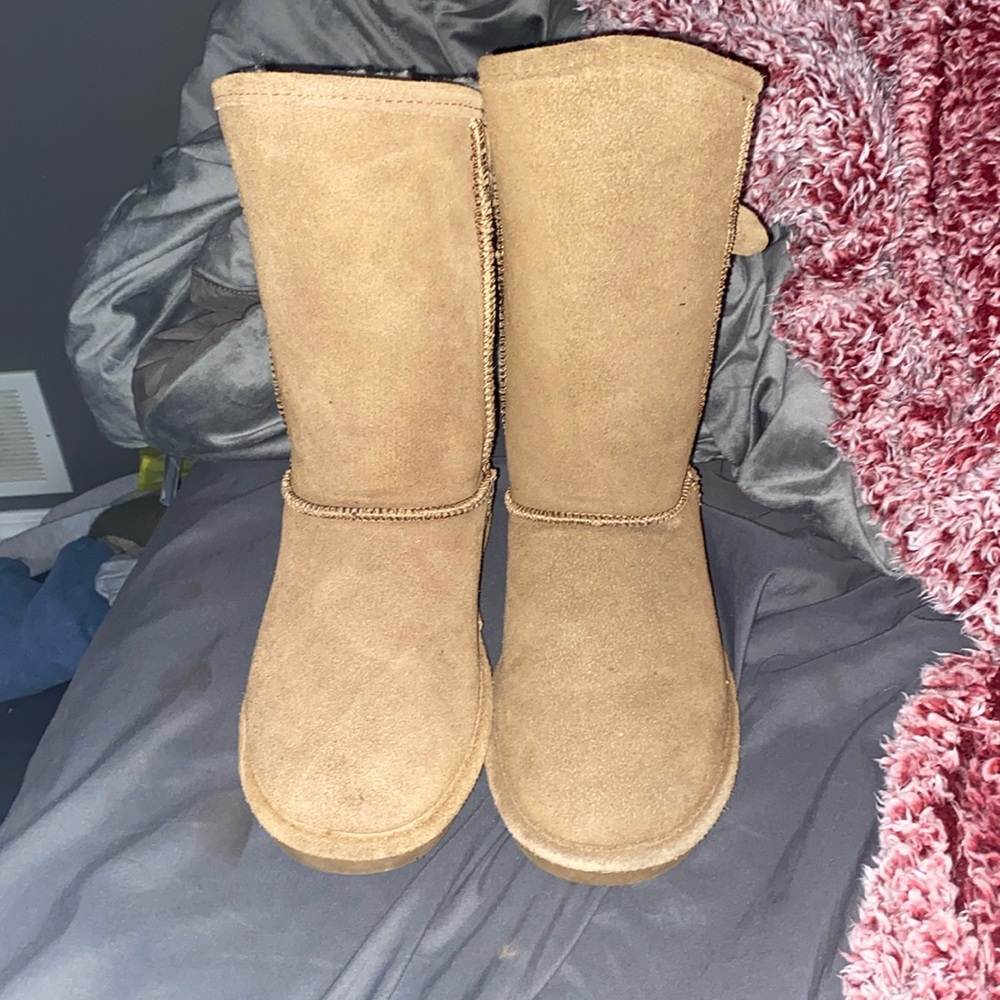 Newer bear paw boots with a cute design with buckles and knitting on the back